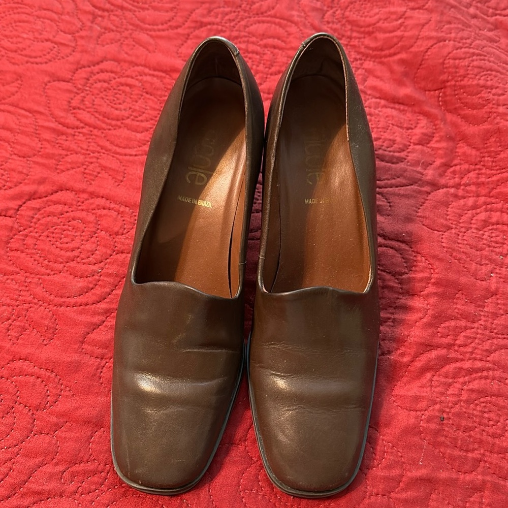 Brown leather pumps size 8.5M